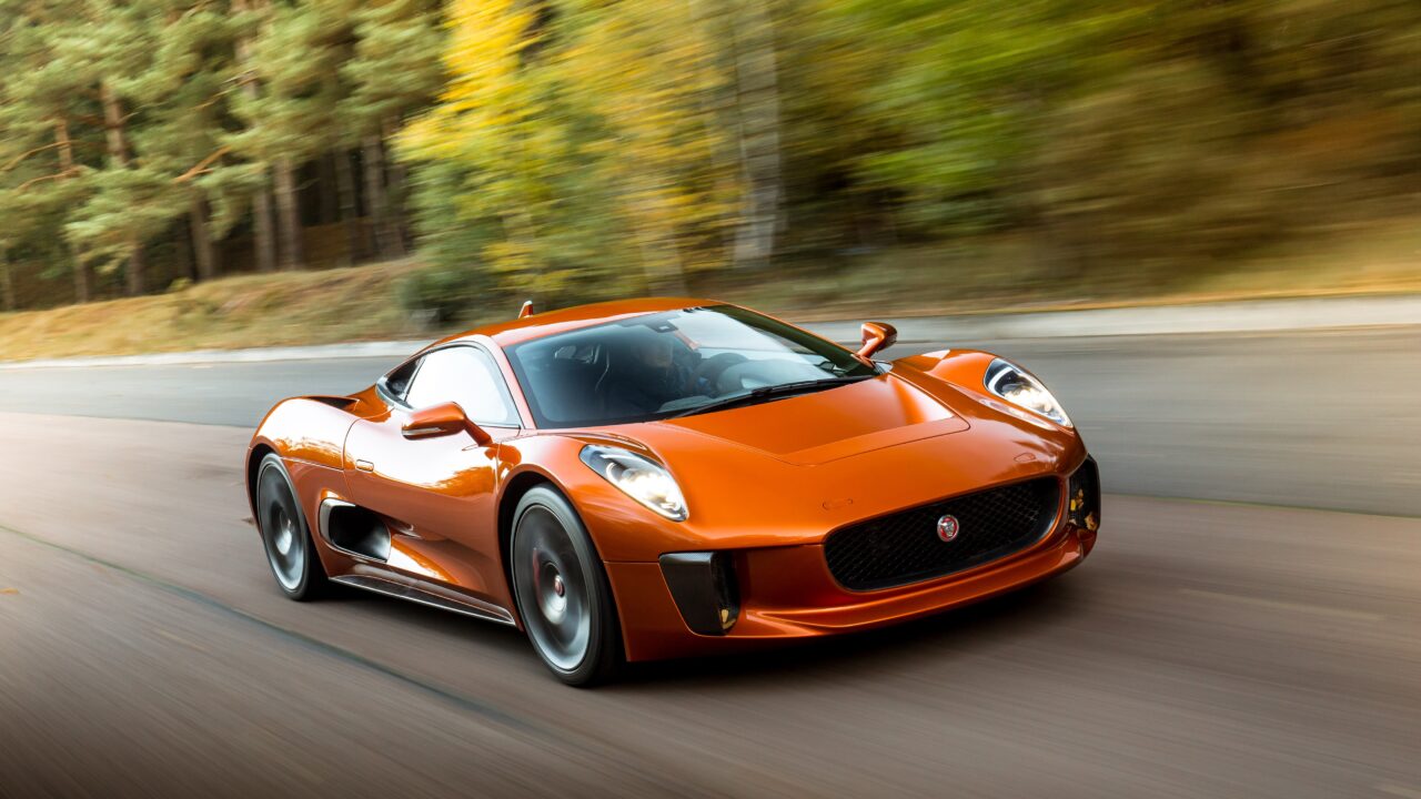 Jaguari kunagine ideeauto ja hiljutise Bondi filmi pahalase sõiduk muudeti tänavalegaalseks