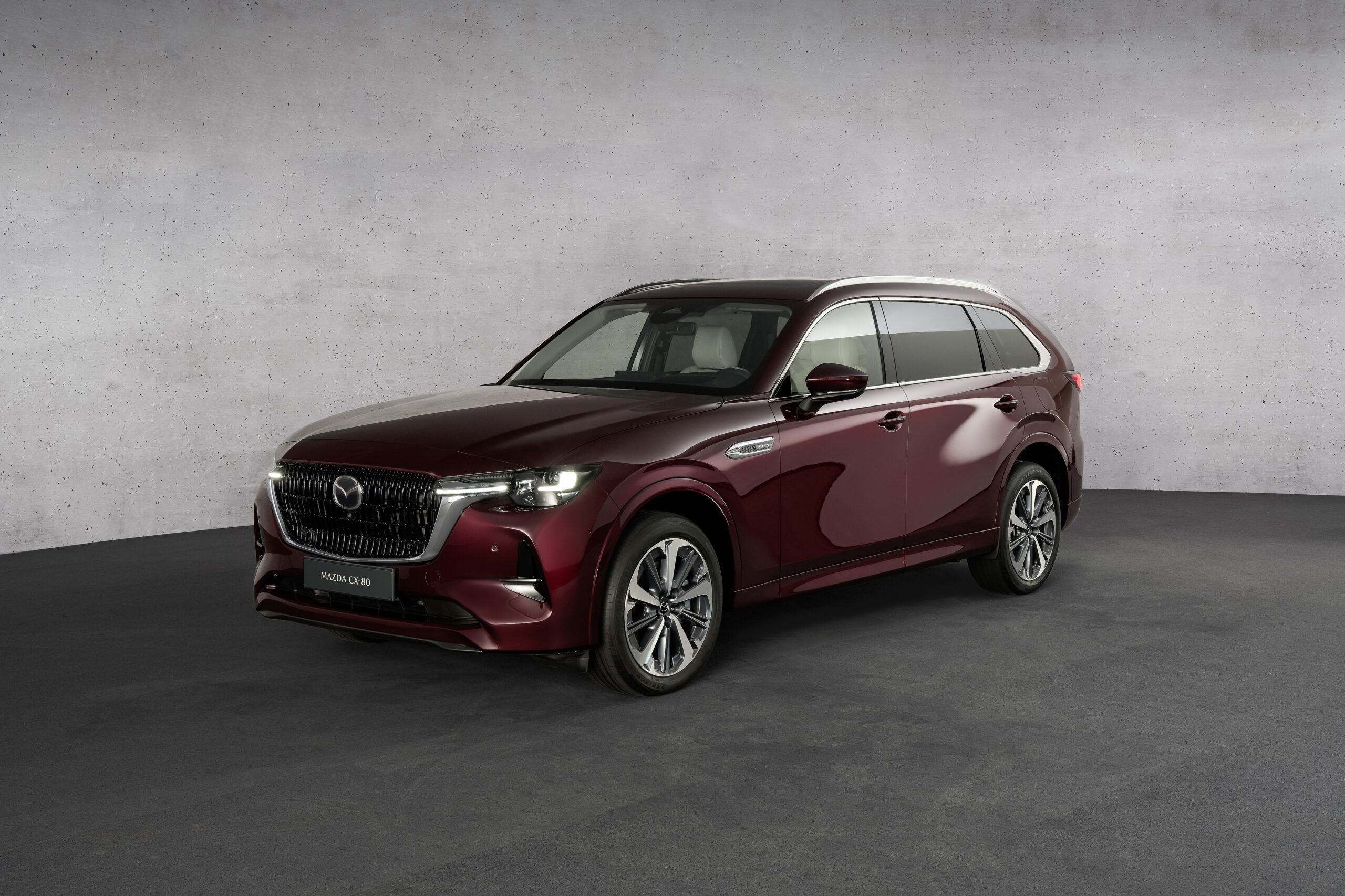 Mazda a dezvăluit o nouă mașină emblematică, prin care intenționează să calce pe urmele mărcilor de lux.