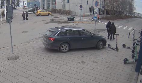 Video: tõkkepuu kiuste tasulisse parklasse tunginud juht põgenes kõnniteed mööda