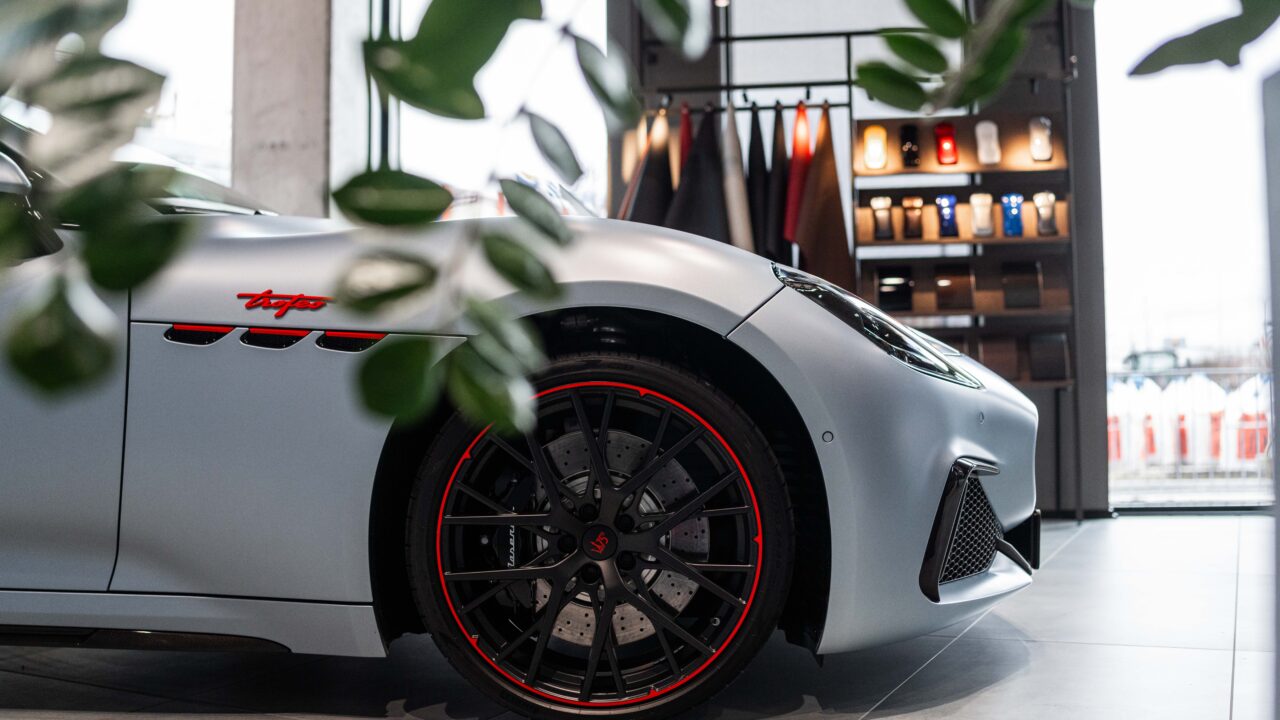 Galerii: Maserati avas Tallinna südalinnas uue salongi ja töökoja ning esitles elektrilist Grecalet
