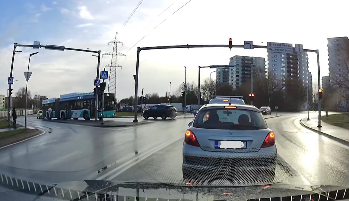 Pardakaamera video: ühel ristmikul jäi kaks liiklushullu korraga kaadrisse