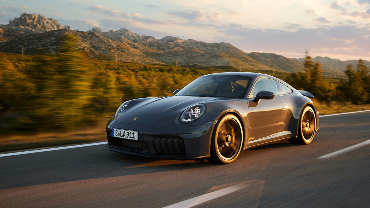 Uuendatud 992-põlvkonna Porsche 911 saab esimestkorda hübriidajami