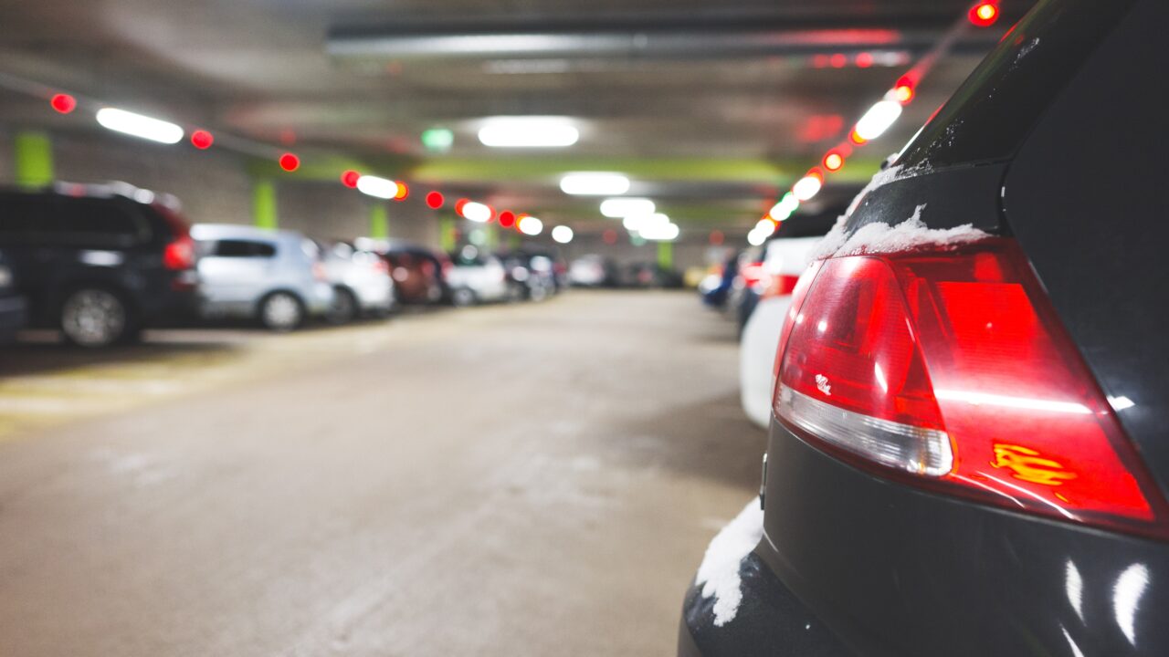 Millisesse kohta on sõidukit ohutu parkida, millises kohas võib saada sõiduk mõlkida? thumbnail