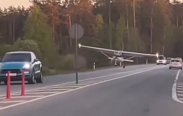 Video: Lätis ehmatas autojuhte maanteel hädamaandunud lennuk thumbnail