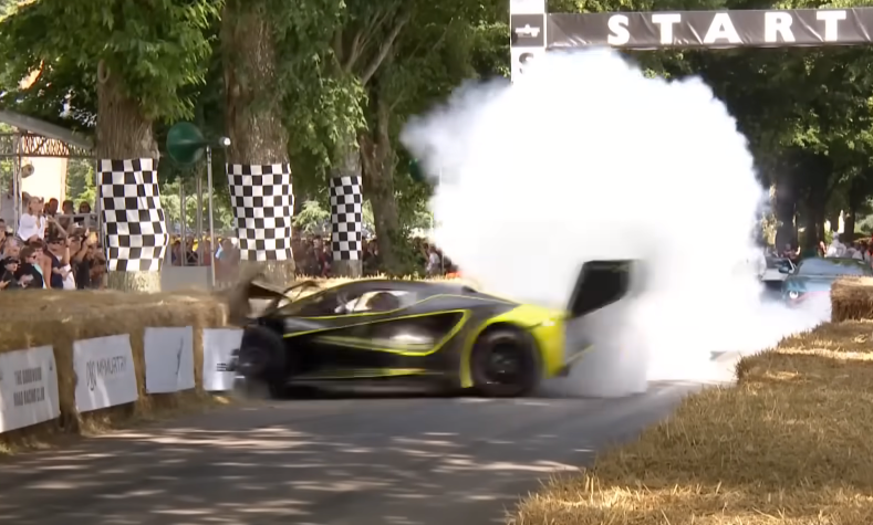 Video: Lotuse elektriline hüperauto tegi Goodwoodi mäkketõusul juba stardis avarii