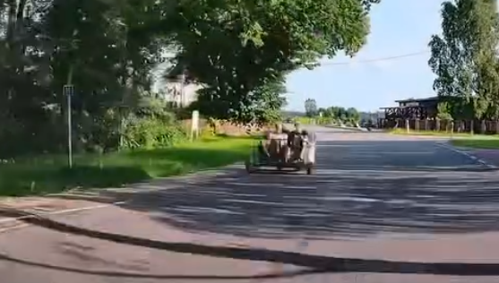 Video: liiklejad märkasid maanteel kimamas veel üht motoriseeritud diivanit