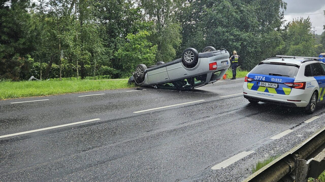 Juhiloata alaealine keeras auto Tallinnas katusele